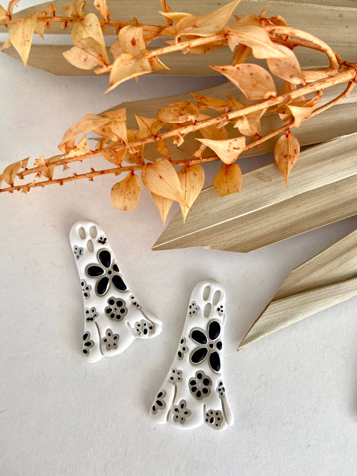 Daisy Ghosts: White Ghost with light orange flowers