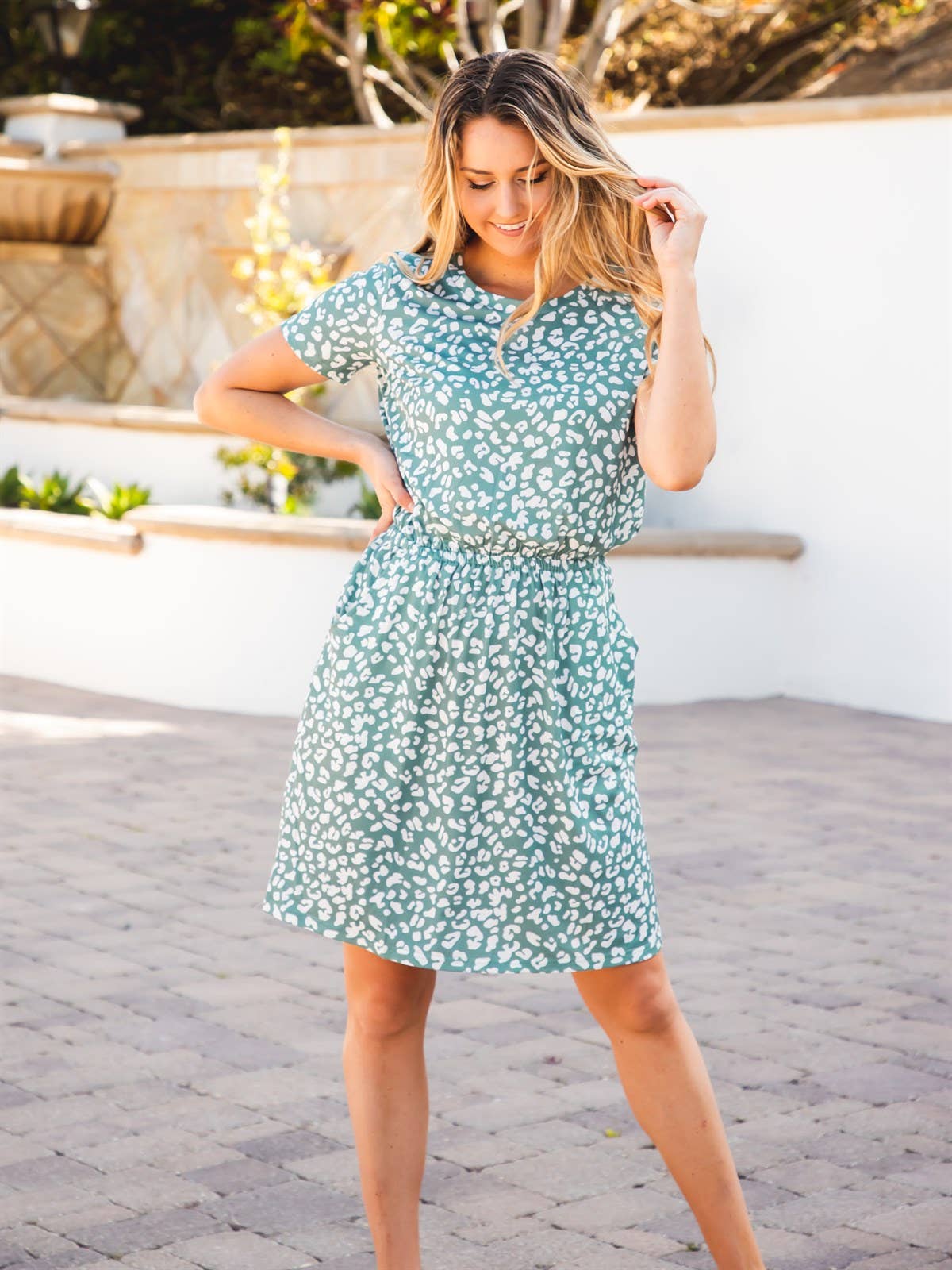Cinched Waist Pocket Roxanne Dress: Black / Large